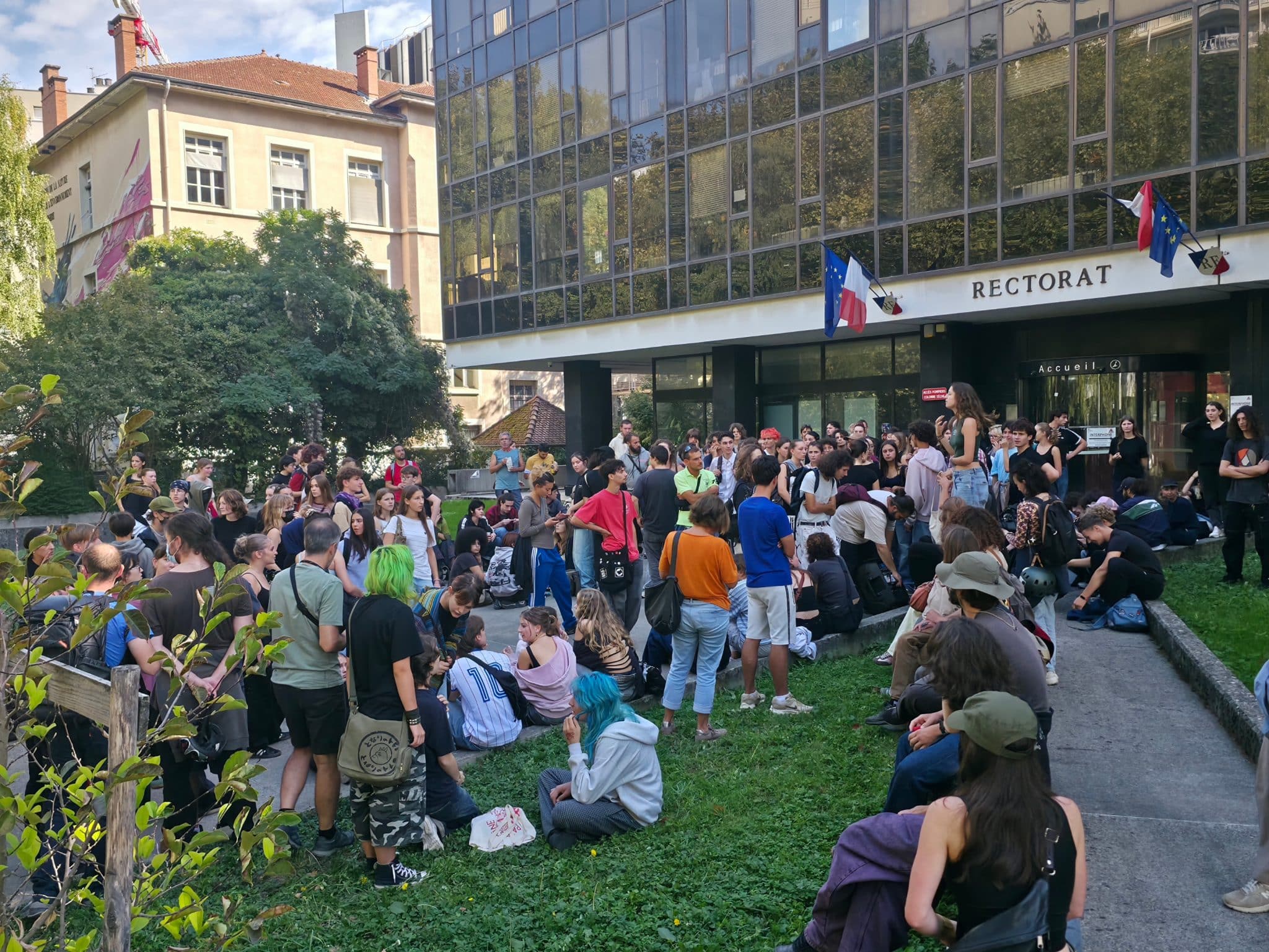 Le rassemblement des lycéens devant le rectorat de Grenoble avant le départ de la délégation. © Joël Kermabon - Place Gre'net