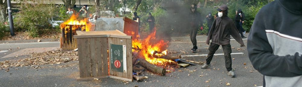Des individus cagoulés et masqués ont lancé ds projectiles contre les forces de l'ordre, détruit du mobilier urbain et incendié des palettes. © Joël Kermabon - Place Gre'net