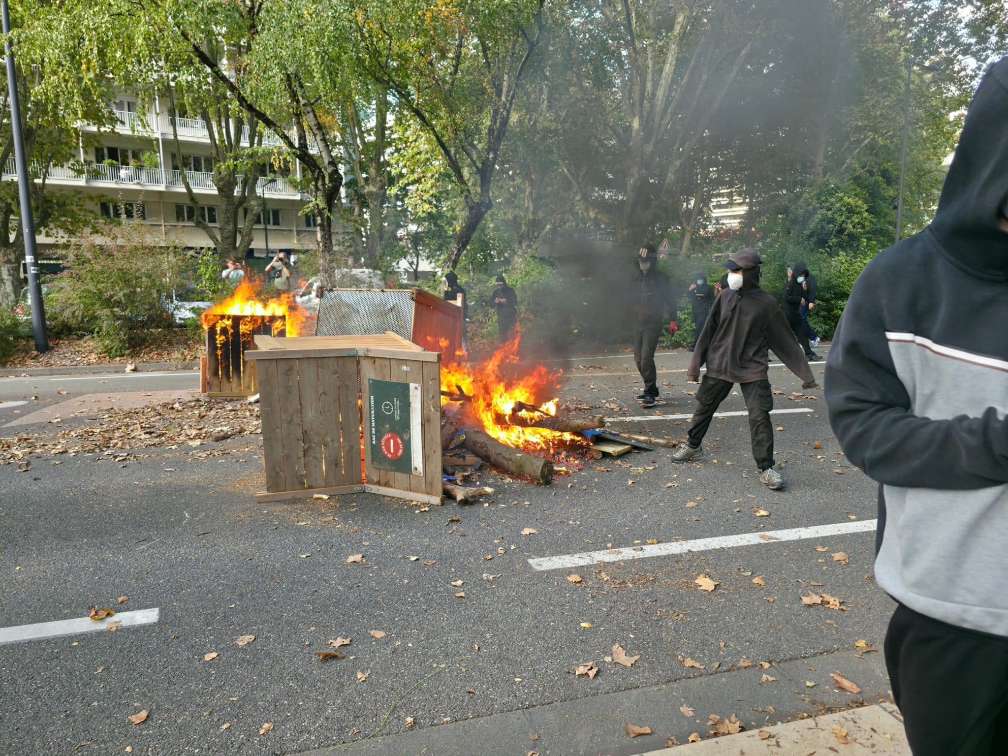 Des individus cagoulés et masqués ont lancé ds projectiles contre les forces de l'ordre, détruit du mobilier urbain et incendié des palettes. © Joël Kermabon - Place Gre'net