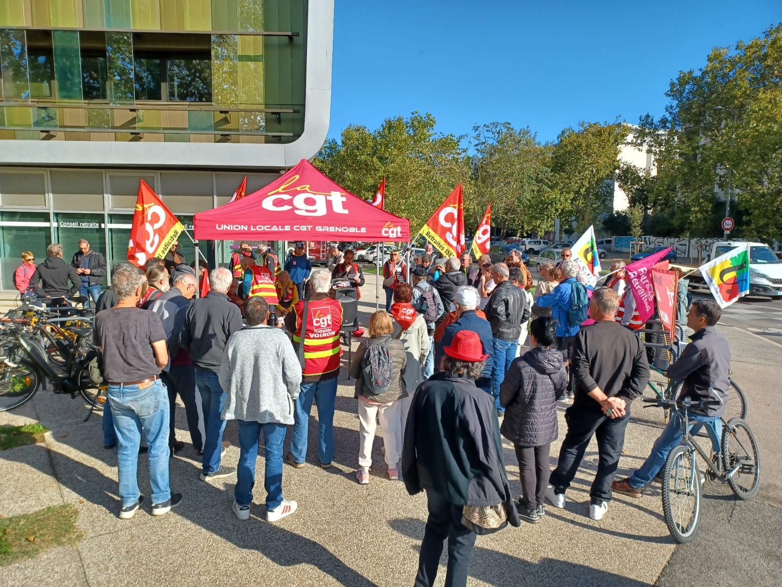 Pensions de retraite du privé : la CGT Isère a donné de la voix devant la caisse locale Agirc-Arrco de Grenoble
