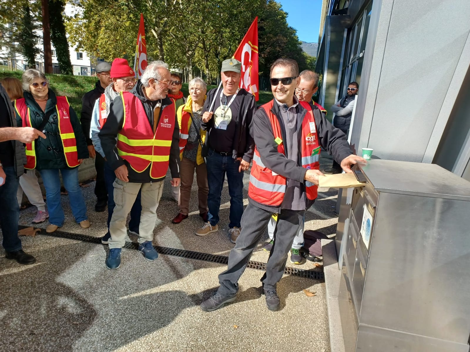 Action de la CGT devant la caisse locale Agirc-Arrco de Grenoble. © CGT Isère