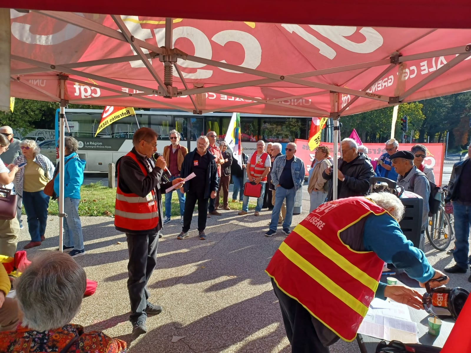 Le rassemblement a attiré une trentaine de personnes. © CGT Isère