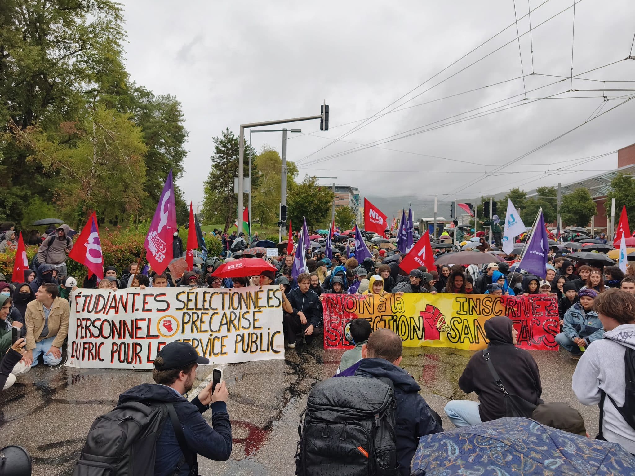 Mouvement des lycéens (et des étudiants) : plusieurs milliers de personnes ont de nouveau manifesté dans les rues de Grenoble