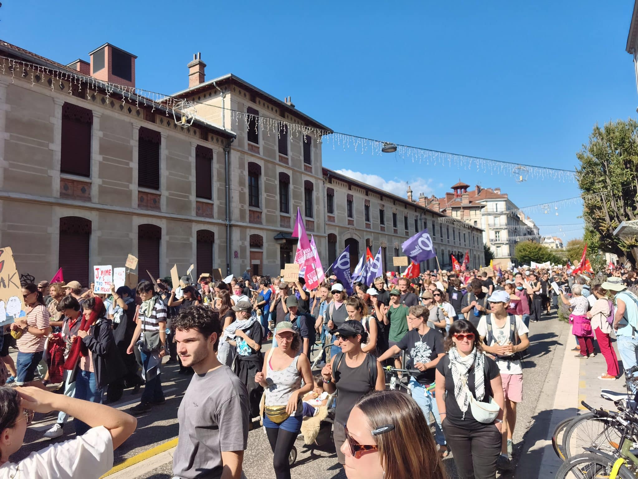 Un interminable cortège a remonté le boulevard Agutte-Sembat. © Florent Mathieu - Place Gre'net