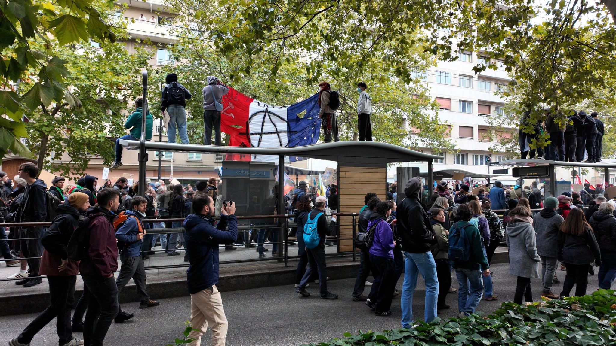 Des manifestants sur le cours Jean-Jaurès à Grenoble contre la vie chère, le 24 octobre 2026. Joël Kermabon - Placegrenet.fr