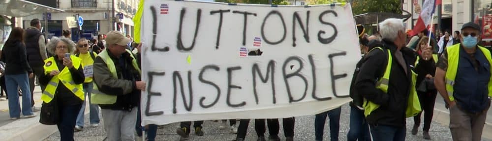 Les Gilets jaunes en tête du cortège de la manifestation du 17 octobre à Grenoble. © Joël Kermabon - Place Gre'net