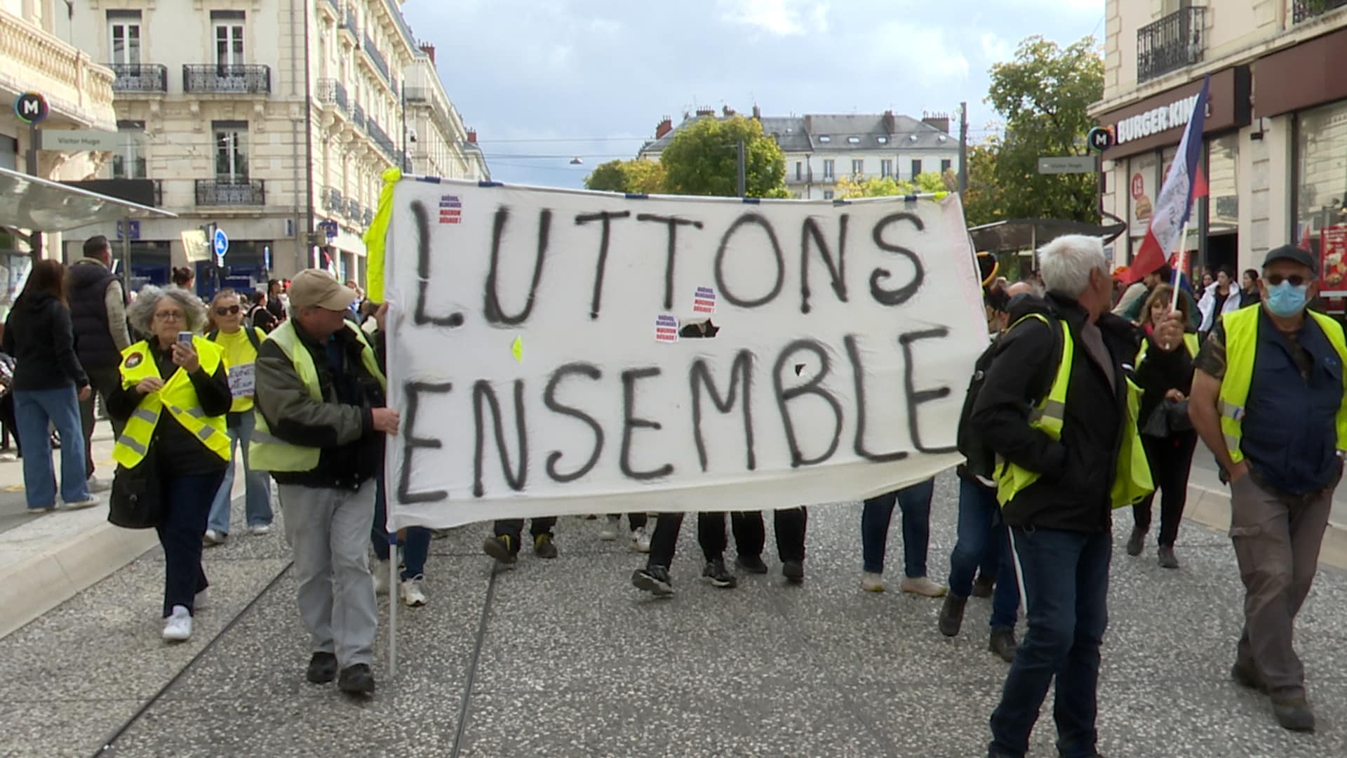Les Gilets jaunes en tête du cortège de la manifestation du 17 octobre à Grenoble. © Joël Kermabon - Place Gre'net