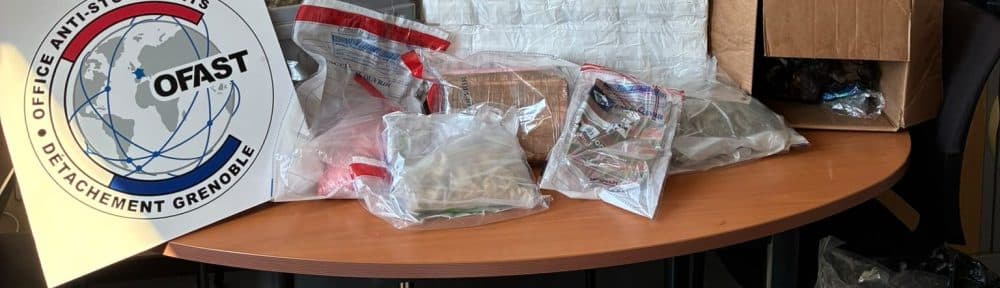 118 kg de résine de cannabis, 41 kg d'herbe, 7,3 kg de cocaïne et 11 kg de drogues de synthèse, auxquels s'ajoutent 4 980 buvards de LSD, 238 comprimés d'ecstasy et 12 965 euros en espèces ont été saisie lors d'une importante opération anti-stupéfiants à Grenoble. © Parquet de Grenoble
