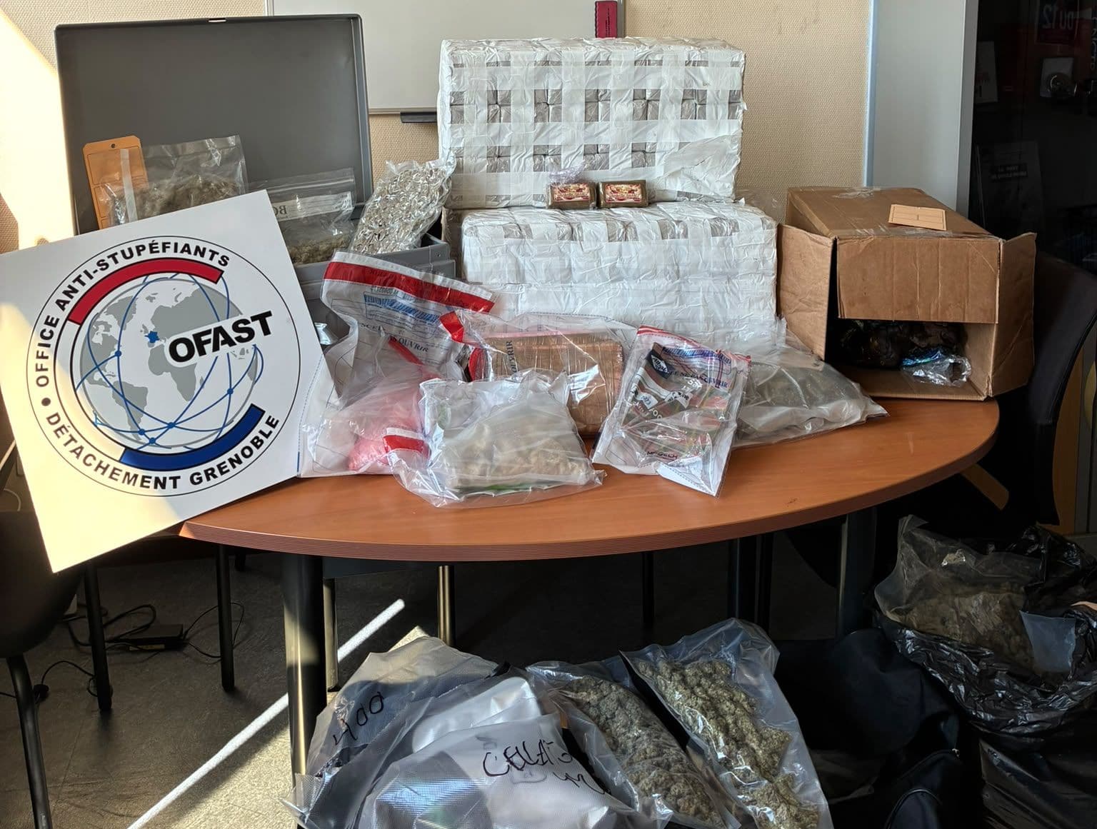 118 kg de résine de cannabis, 41 kg d'herbe, 7,3 kg de cocaïne et 11 kg de drogues de synthèse, auxquels s'ajoutent 4 980 buvards de LSD, 238 comprimés d'ecstasy et 12 965 euros en espèces ont été saisie lors d'une importante opération anti-stupéfiants à Grenoble. © Parquet de Grenoble