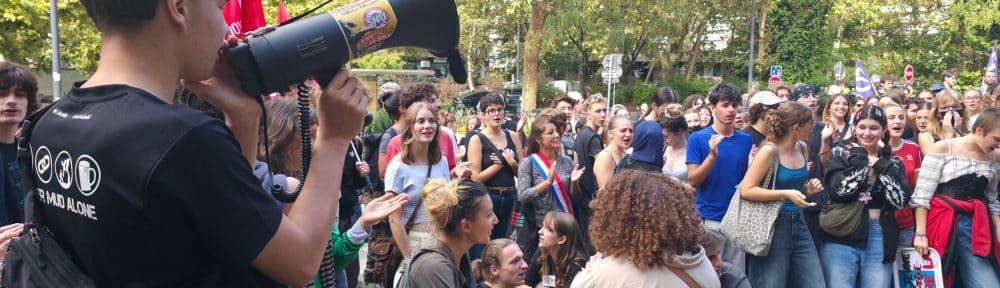 Rassemblement de lycéens et de professeurs devant le rectorat de Grenoble le 2 octobre 2026. © Joël Kermabon - Place Gre'net