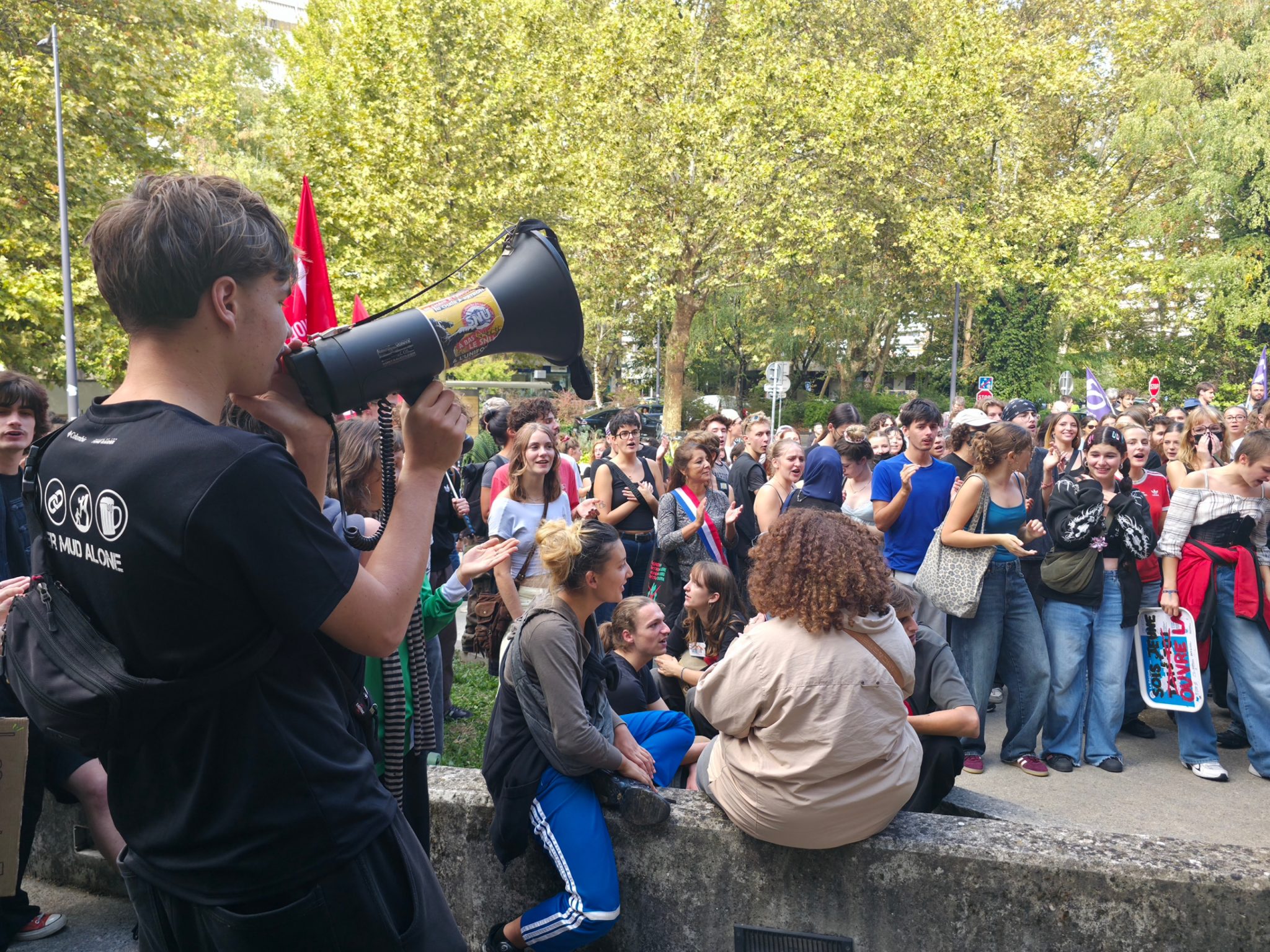 Rassemblement de lycéens et de professeurs devant le rectorat de Grenoble le 2 octobre 2026. © Joël Kermabon - Place Gre'net