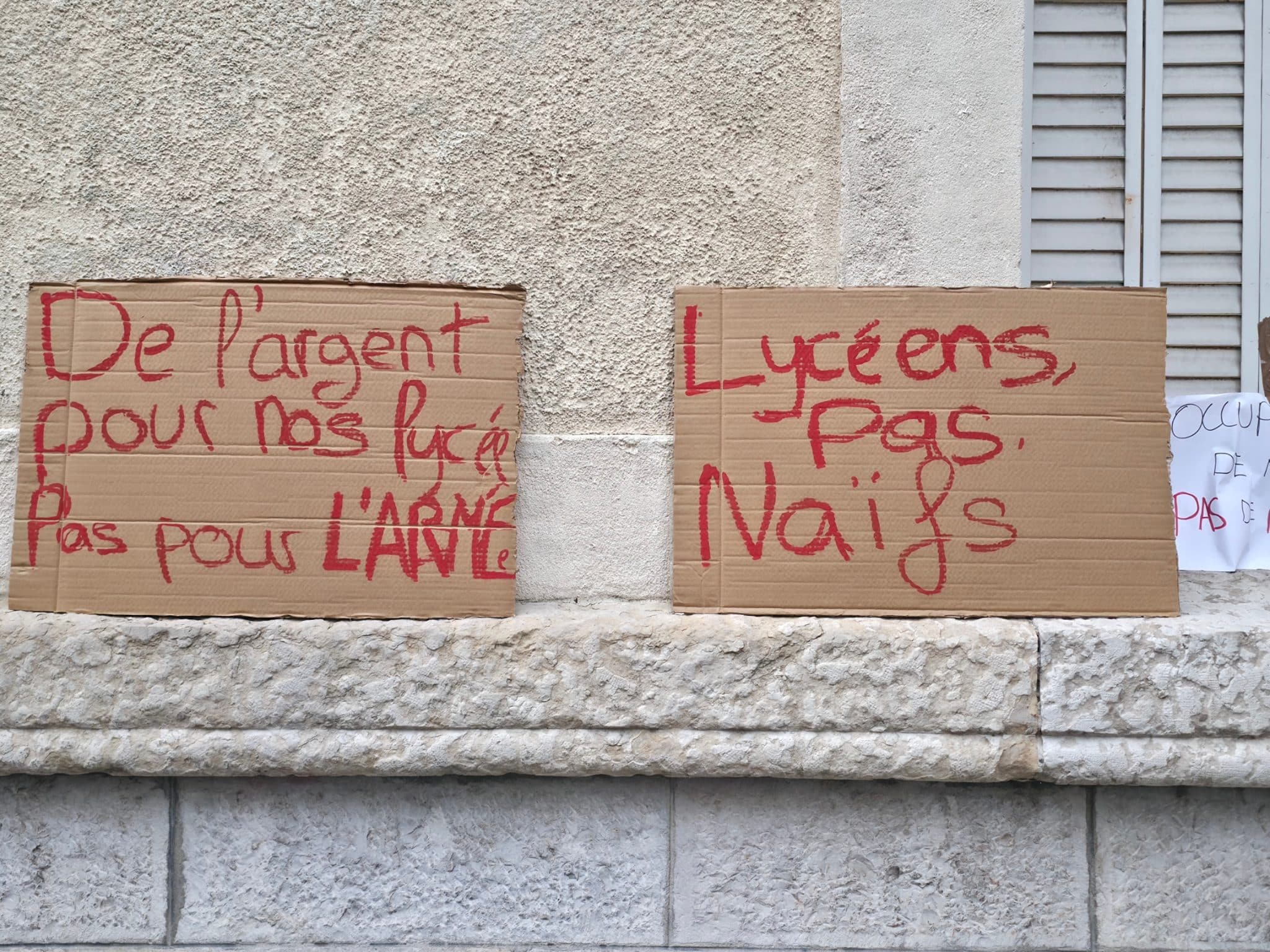 Pancartes devant le lycée Champollion. © Joël Kermabon - Place Gre'net