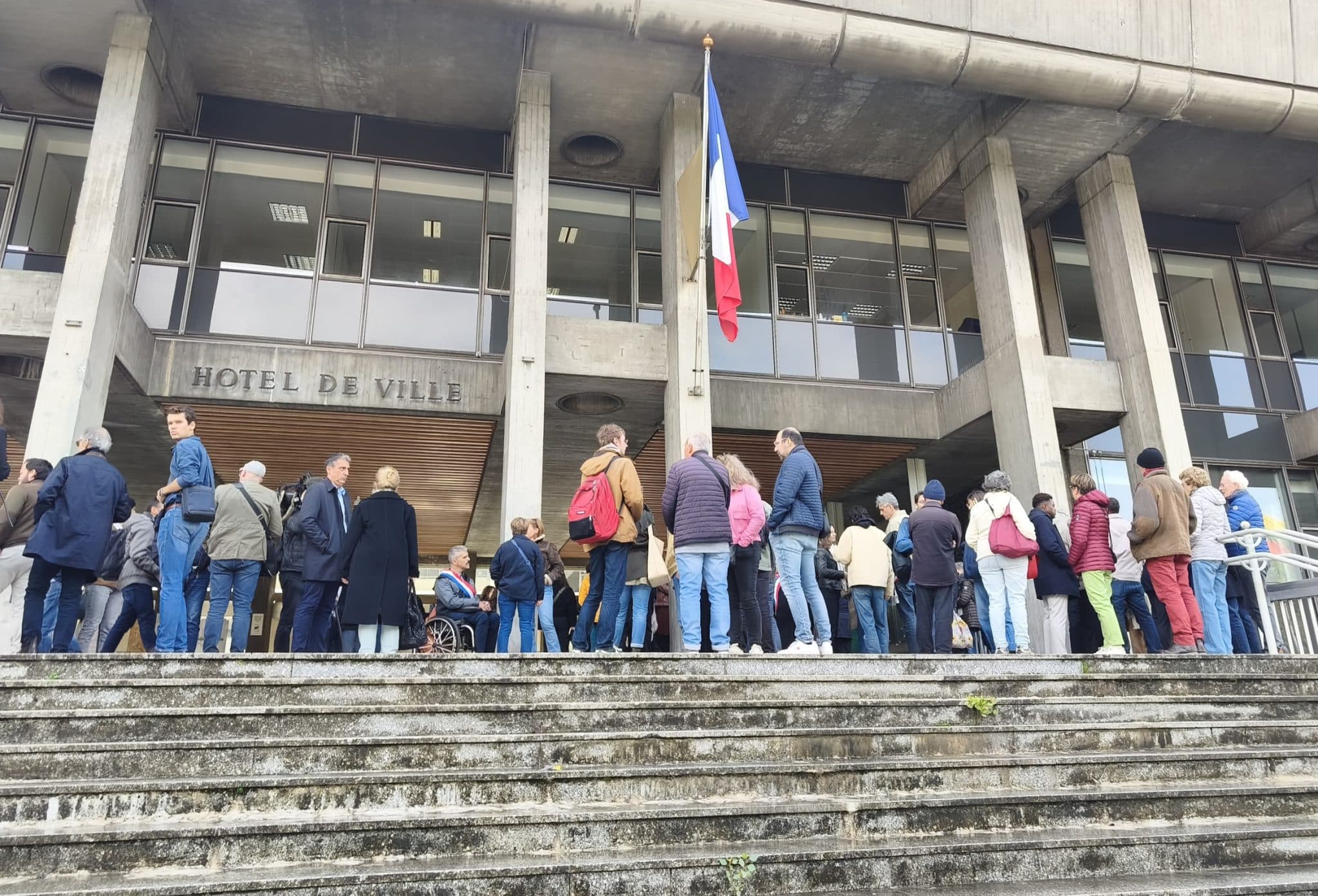 Rassemblement sur le parvis de l'Hôtel de Ville de Grenoble. © Florent Mathieu - Place Gre'net