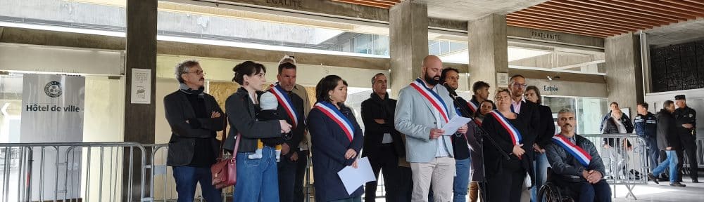 Rassemblement sur le parvis de l'Hôtel de Ville de Grenoble suite aux pillages du 17 octobre... en l'absence de la maire Laurence Ruffin