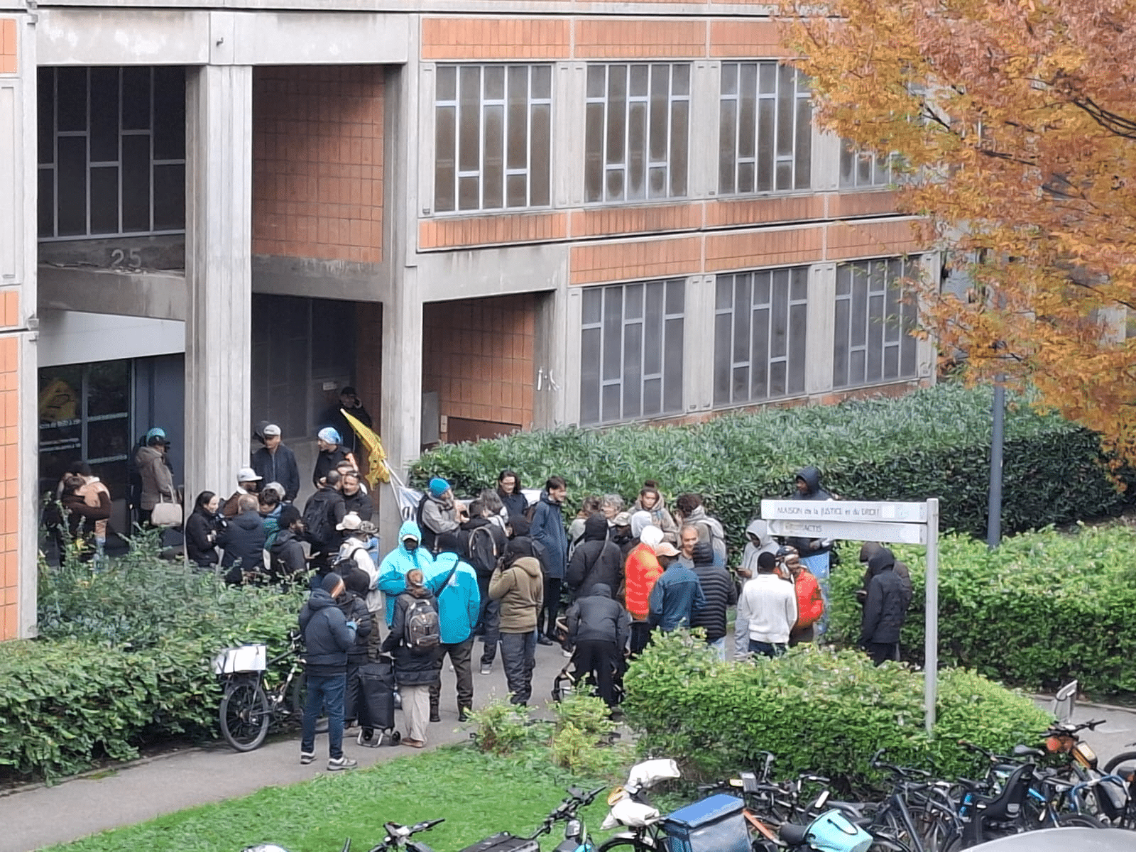 Rassemblement devant le siège d'Actis après l'annonce de nouvelles expulsions à la Villeneuve. DR