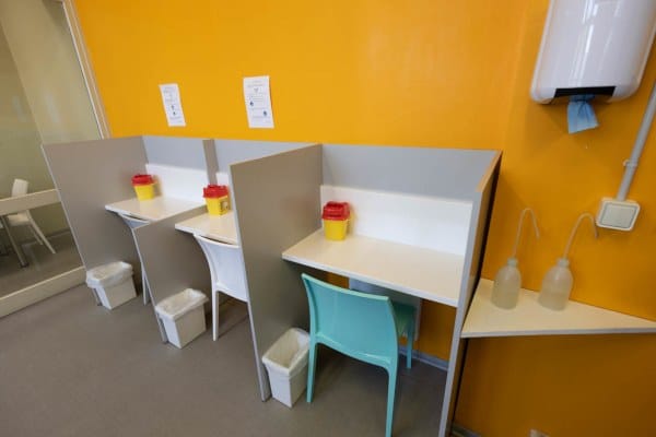Une salle de consommation à Strasbourg. Les HSA permettent une consommation dans un environnement sécurisé, mais ne fournissent (évidemment) pas les substances. © Ville de Strasbourg