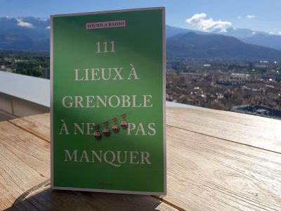'111 lieux à Grenoble à ne pas manquer' est le premier livre de Souhila Rahmi. Le compagnon idéal pour toutes sortes d'escapades dans la grande agglomération. © Martin de Kerimel - Place Gre'net