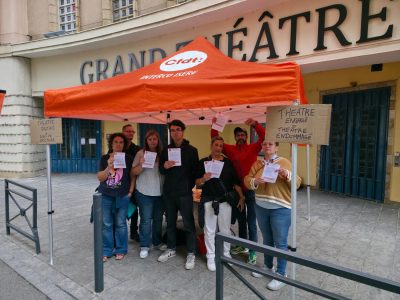Les salariés grévistes du TMG devant les portes du théâtre fermées. © Joël Kermabon - Place Gre'net
