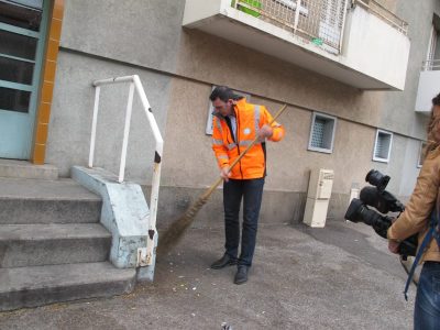 Après son stage en 2024, l'ancien maire de Grenoble Éric Piolle intègre les effectifs de la propreté urbaine d'Échirolles.