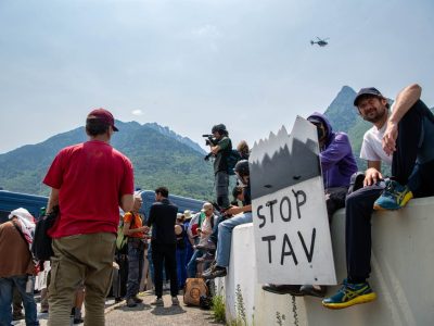 Attente des manifestants pendant les négociations entre les élus et la gendarmerie pendant la manifestation à St Jean de Maurienne le 17 Juin 2023. © Théo Lalliot - Pinzoo Photographie - Tous droits réservés