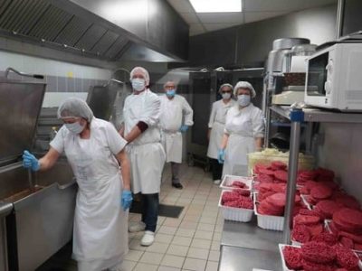 Banque alimentaire de l'Isere Equipe en cuisine UNE
