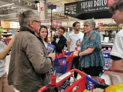 Brigitte Boer, candidate sur la première circonscription de l'Isère a rencontré les Meylanais dans les allées du Carrefour Meylan. © Joël Kermabon - Place Gre'net