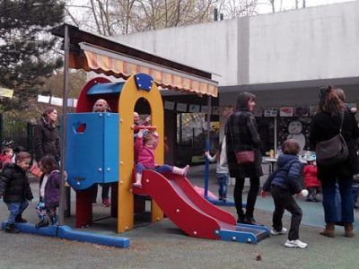Manifestation culturelle internationale Arts Plastiques / parents enfants "La Grande Lessive" au sein de la crèche Mutualité à Grenoble le 23 mars 2017. © Paul Turenne - placegrenet.fr