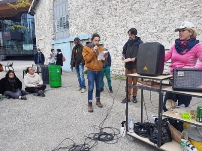 COUV Le collectif La supérette devant le Magasin des horizons, dimanche 18 avril 2021 © Séverine Cattiaux - Place Gre'net