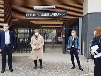 Retour à l’école : un bilan en demi-teinte à Grenoble. Réouverture des écoles après le confinement jeudi 14 mai 2020, Eric Piolle, maire de Grenoble, Viviane Henry, inspectrice d'Académie DASEN, Christina Rival, directrice de l'école Simone Lagrange, et Nathalie Charrière, Inspectrice de l'éducation nationale © Séverine Cattiaux - Place Gre'net