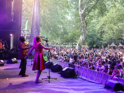 Une scène unique accueillera les concerts du Cabaret Frappé 2023, au Jardin de ville de Grenoble, à partir du 9 juillet. © Auriane Poillet - Ville de Grenoble