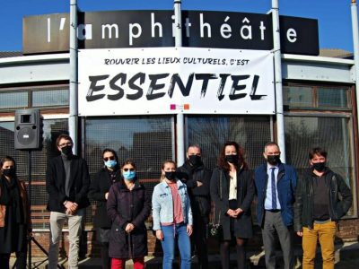 L'équipe municipale de Pont de Claix et l'équipe de l'amphithéâtre devant la banderole en soutien aux lieux culturels, 25 février 2021, Pont de Claix - © Sarah Krakovitch – Place Gre’net