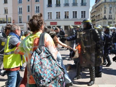 Première charge des forces de l'ordre sur la place Grenette peu après 14h. © Guillaume Pavis