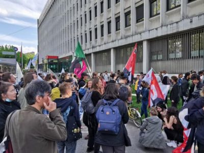 Un nouveau rassemblement avait lieu ce mardi 26 avril 2022 à 18 heures devant l'hôtel de police de Grenoble pour exiger la libération des personnes interpellées. © Joël Kermabon, - Place Gre'net