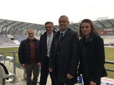 Fabrice Hugelé, 2e à droite sur la photo, a reçu une délégation de la Fédération française de rugby le 7 février 2017. Le stade des Alpes fait partie des 19 sites susceptibles d'accueillir des matches de la Coupe du monde de rugby 2023 si la France en obtient son organisation en novembre prochain. © DR