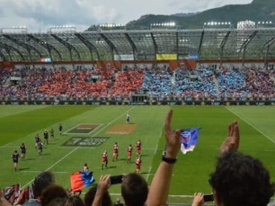 Entree-des-joueurs-de-Grenoble-et-Oyonnax-sur-la-pelouse-du-stade-des-Alpes.-©-Laurent-Genin-680x533-1