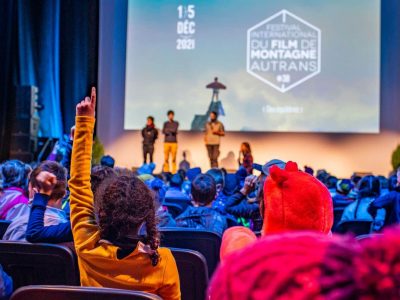 Le Festival du film de montagne a pour habitude de mélanger les publics et les pratiques artistiques. Il est largement ouvert aux plus jeunes spectateurs. © Nacho Grez