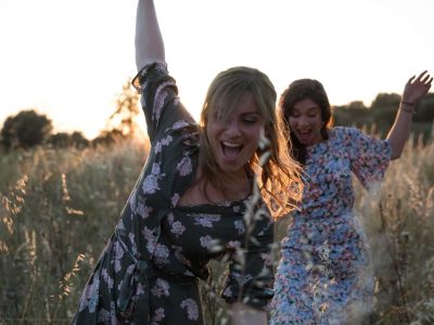 Alexis Michalik adapte au cinéma l'un de ses pièces et raconte l'histoire de deux femmes amoureuses. © Arnaud Juherian