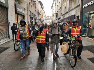 Des livreurs travaillant principalement pour Uber Eats ont répondu à l'appel à une grève nationale samedi 2 et dimanche 3 décembre 2023 pour protester contre le nouveau système de rémunération qui leur est imposé . © Joël Kermabon - Place Gre'net