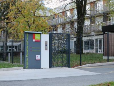 L'entrée de la résidence mutualiste du Fontanil. © Tim Buisson – Place Gre’net