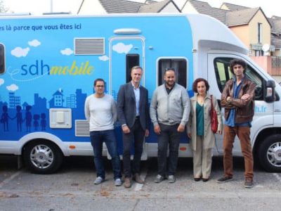 Lancement de la "SDH mobile" ce mercredi : un camping amménagé avec deux bureaux à l'intérieurAutour du camping-car, des installations sur un thème précis. Ce jour-là : la gestion des déchets. © Élisa Montagnat - placegrenet.fr