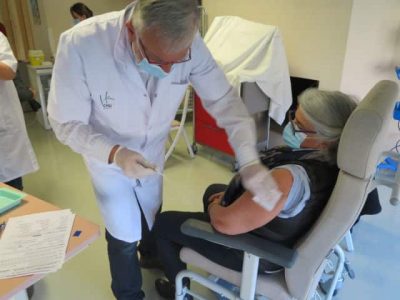 Injection du vaccin contre le coronavirus au Chuga.  © Tim Buisson – Place Gre’net