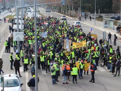L'acte XI des gilets jaunes a rassemblé environ 800 participants. Un chiffre qui semblait mettre d'accord policiers et manifestants. © Place Gre'net - Jules Peyron