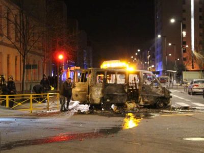 Plusieurs véhicules ont été incendiés et disposés au milieu de la route ce mercredi soir. © Jules Peyron - Place Gre'net