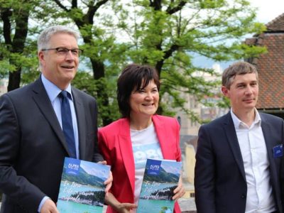 Jean-Pierre Barbier et Chantal Carlioz, respectivement président et vice-présidente du Conseil départemental de l'Isère tiennent fièrement le nouveau numéro de Alpes Is(h)ere au côté d'Olivier Cogne, directeur du musée dauphinois. © Jules Peyron - Place Gre'net