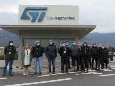 Plusieurs dizaines de salariés se sont mobilisés sur le site de Grenoble pour protester contre la non augmentation de leurs salaires en 2020. © Tim Buisson – Place Gre’net
