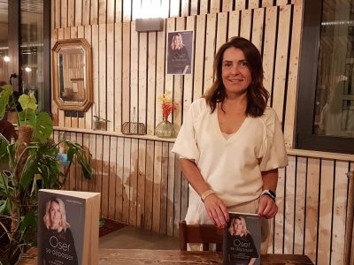 Julie Robveille, auteure de "Oser se dépasser. Comment la sclérose en plaques m'a fait aimer la vie", séance de dédicace, le 2 novembre 2023. © Séverine Cattiaux - Place Gre'net
