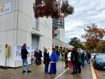 Une trentaine de locataires du quartier Abbaye-Jouhaux s'est réunie devant les locaux d'Actis territoire Paul Cocat le 14 octobre 2024. ©Morgane Poulet - Place Gre'net