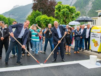Le directeur du Tour de France Christian Prudhomme et le président du Département Jean-Pierre Barbier ont tracé symboliquement, ce mercredi 8 juin, la ligne de départ de la 13e étape qui partira le 15 juillet du Bourg-d'Oisans. © F. Pattou