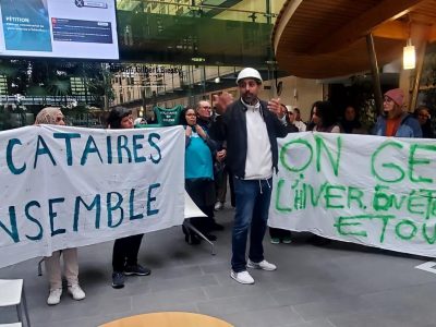 Le collectif Locataires ensemble des Essarts s'est rendu dans l'hôtel de ville d'Echirolles, le 12 novembre 2024. © Morgane Poulet Place Gre'net