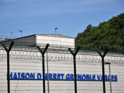 Une mutinerie a éclaté jeudi 29 octobre à la prison de Grenoble-Varces, où des détenus ont refusé de regagner leurs cellules.